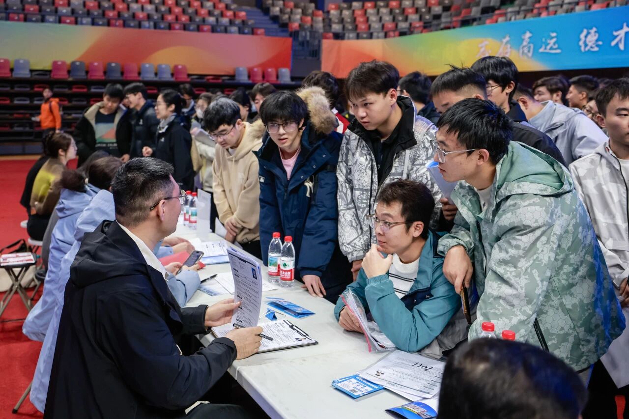 学校成功举办2025年“溢彩留津·侨聚英才 成就梦想”校园招聘活动